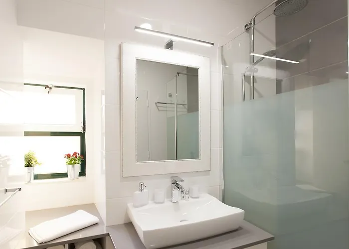 Apartment White Tiles In Center