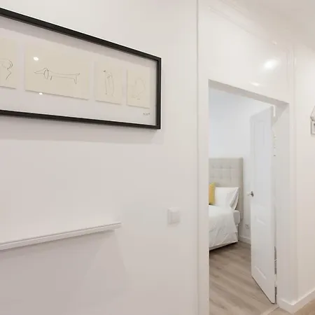 Apartment White Tiles In Center *